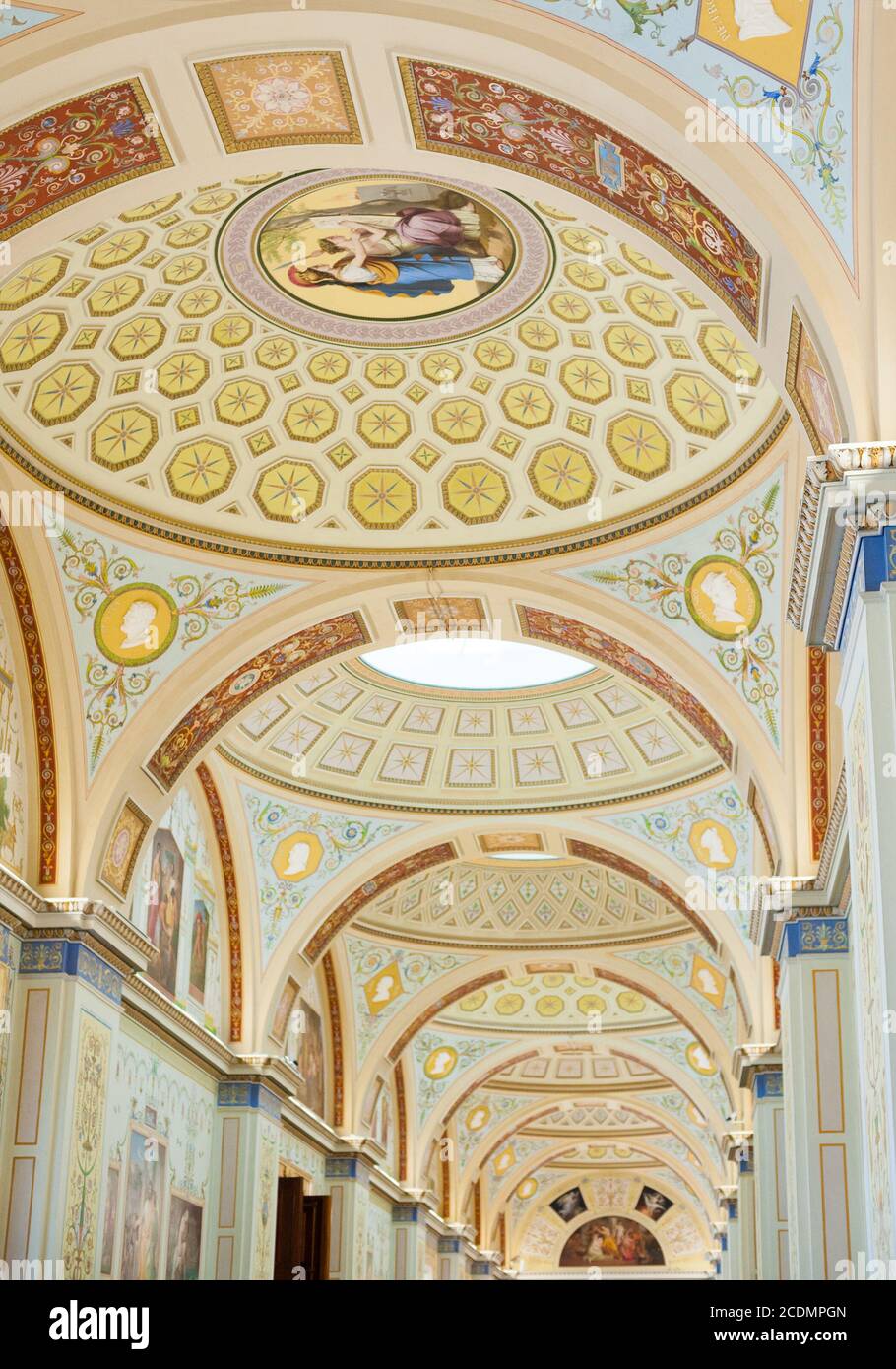 Soffitto ad arco dipinto nel museo Hermitage, San Pietroburgo Foto Stock