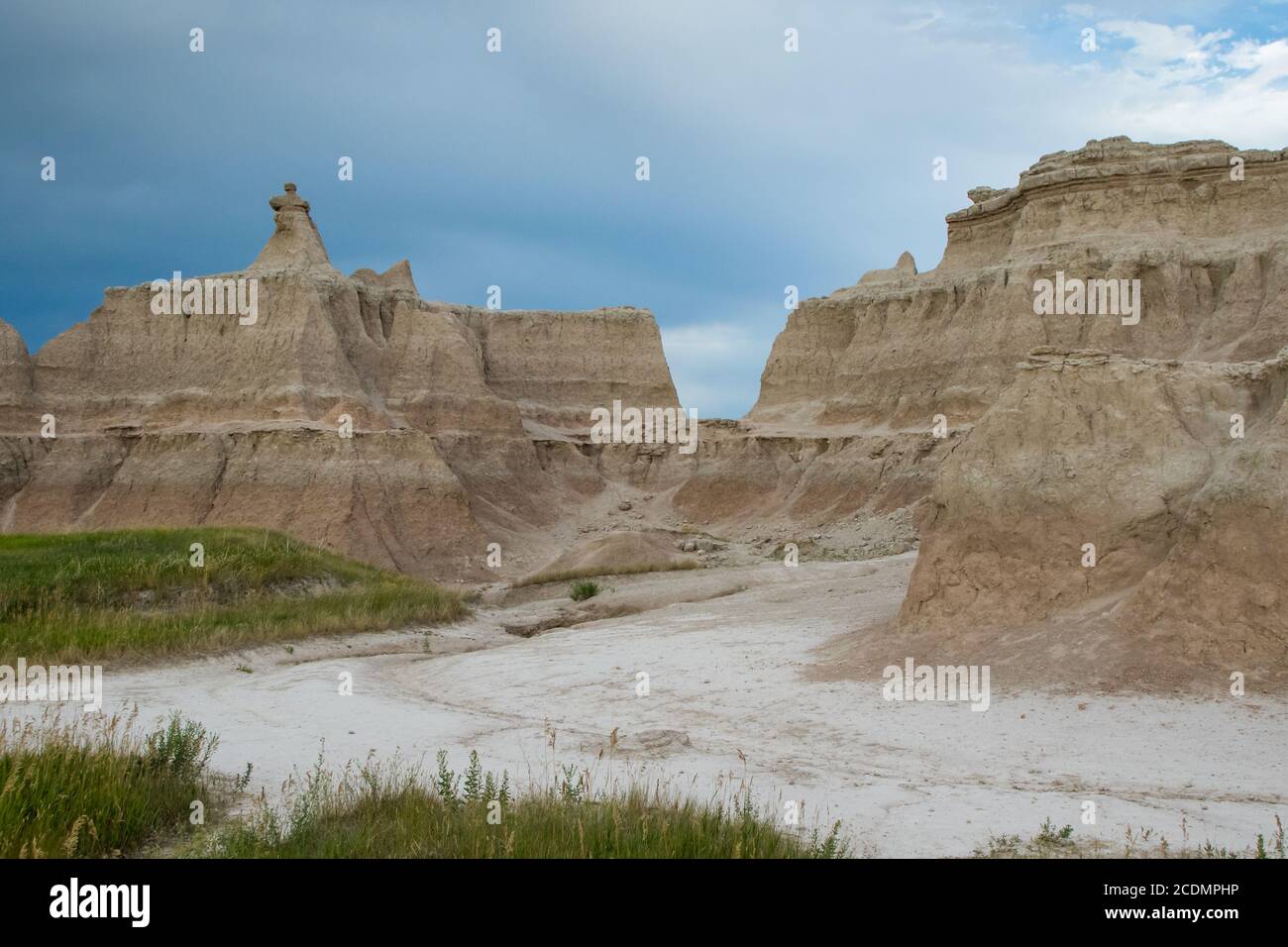 Vette aspre contro un cielo scuro nel Badlands National Park, South Dakota Foto Stock