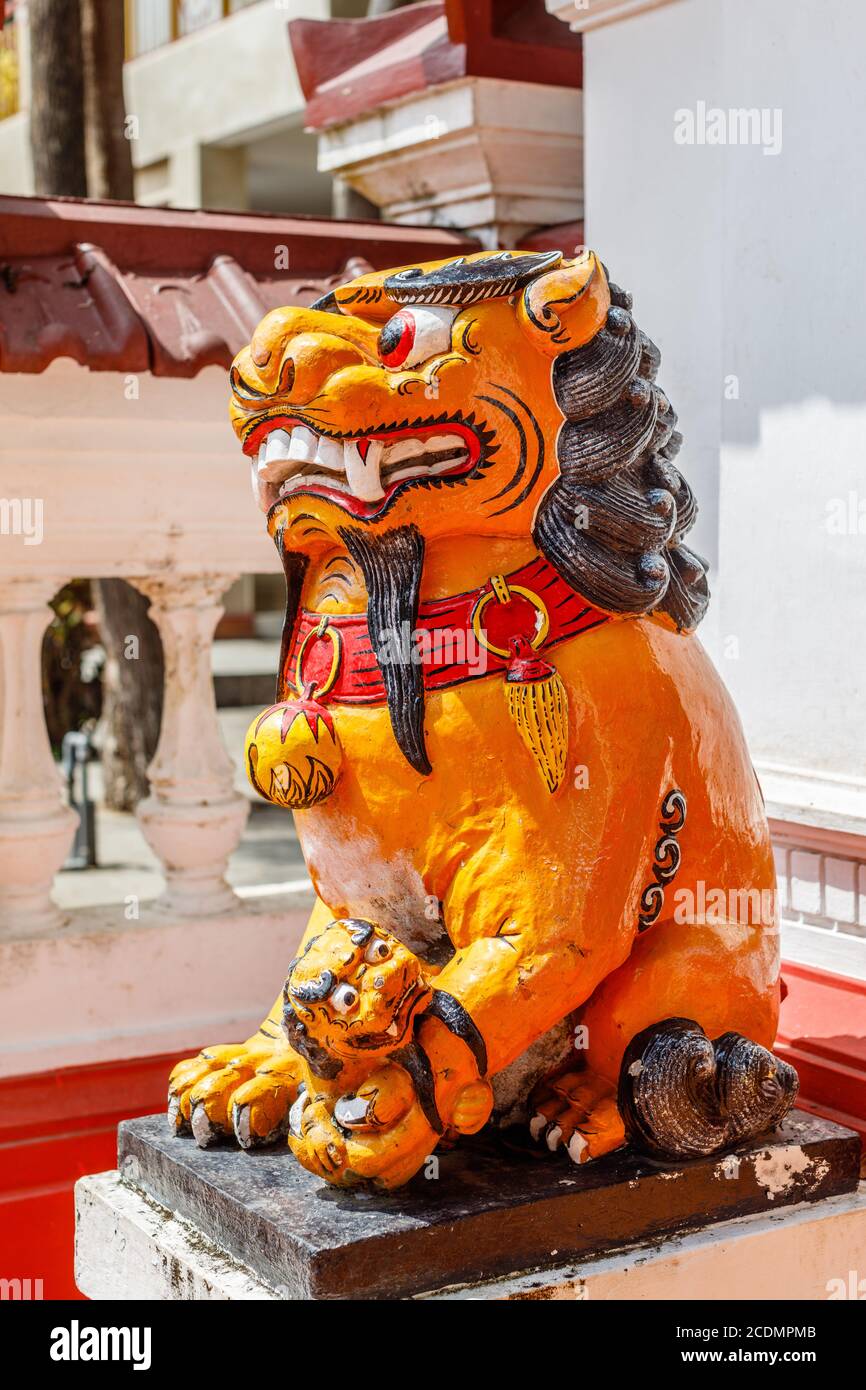 Leone guardiano femminile Shishi al tempio buddista cinese Vihara Amurya Bhumi Blahbatuh. Kemenuh, Gianyar, Bali, Indonesia. Foto Stock