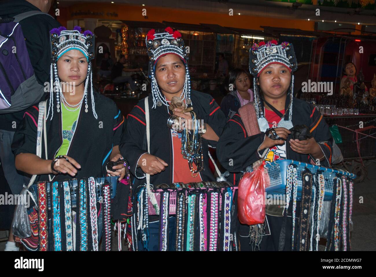 Tribù delle donne della collina al Bazaar Notturno, Chiang mai, Thailandia Foto Stock