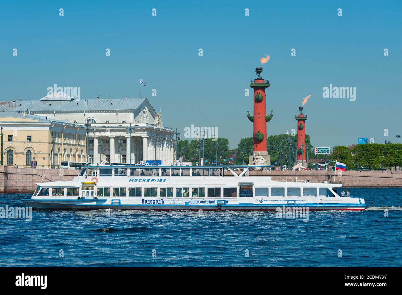 Nave a motore allo spiedotto dell'isola di Vasilyevsky, San Pietroburgo Foto Stock