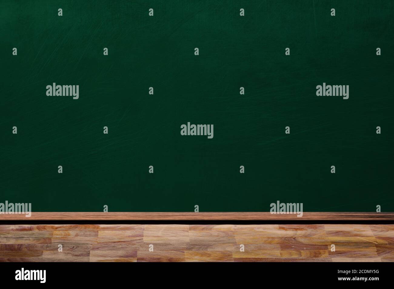 Concetto di formazione che mostra lavagna vuota e tavolo in legno con spazio per la copia. Foto Stock