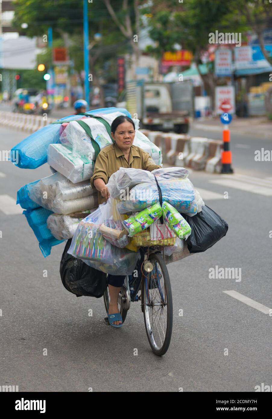 Trasporto di carichi in bicicletta in Vietnam Foto Stock