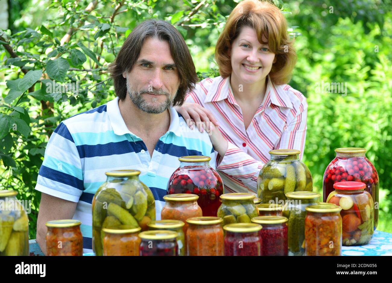 coppia di mezza età con conserve e marmellate fatte in casa Foto Stock