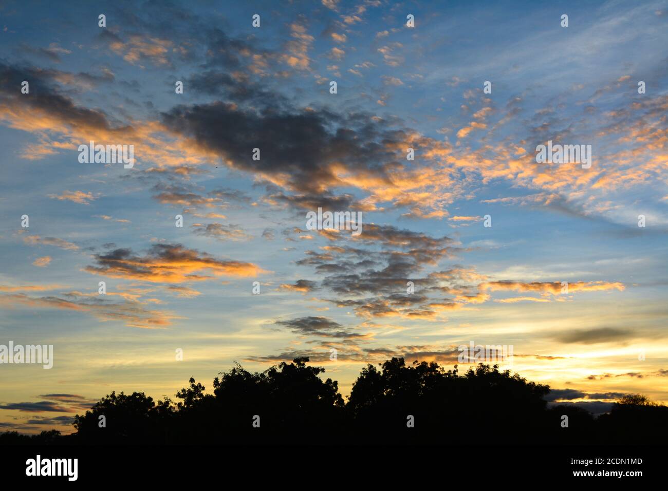 Colorato cielo drammatico con il cloud al tramonto Foto Stock