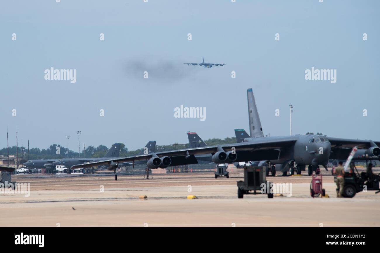 Una stratosfortress B-52H ritorna alla base dell'aeronautica di Barksdale, la., 28 agosto 2020 dopo una breve evacuazione alla base dell'aeronautica di Minot, N.D., per evitare possibili danni dall'uragano Laura. Come uragano di categoria 4, l'uragano Laura ha fatto la caduta di terra sulla costa della Louisiana, dove il suo percorso ha continuato verso Barksdale, causando notevoli quantità di danni. (STATI UNITI Air Force foto di Senior Airman Tessa B. Corrick) Foto Stock