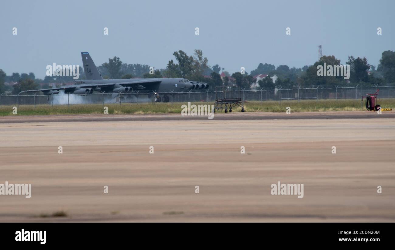 Un B-52H Stratocforture atterra sulla linea di volo alla base dell'aeronautica di Barksdale, la., agosto 28, 2020. B-52s da Barksdale è tornato dopo l'evacuazione alla base dell'aeronautica di Minot, N.D., per evitare danni possibili dall'uragano Laura, che è stata la prima tempesta in 15 anni per raggiungere Barksdale come categoria 1 o superiore. (STATI UNITI Air Force foto di Senior Airman Tessa B. Corrick) Foto Stock