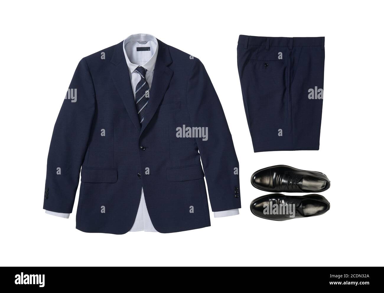 Set completo blu con scarpe, camicia da ufficio, cravatta e pantaloni isolati su sfondo bianco Foto Stock
