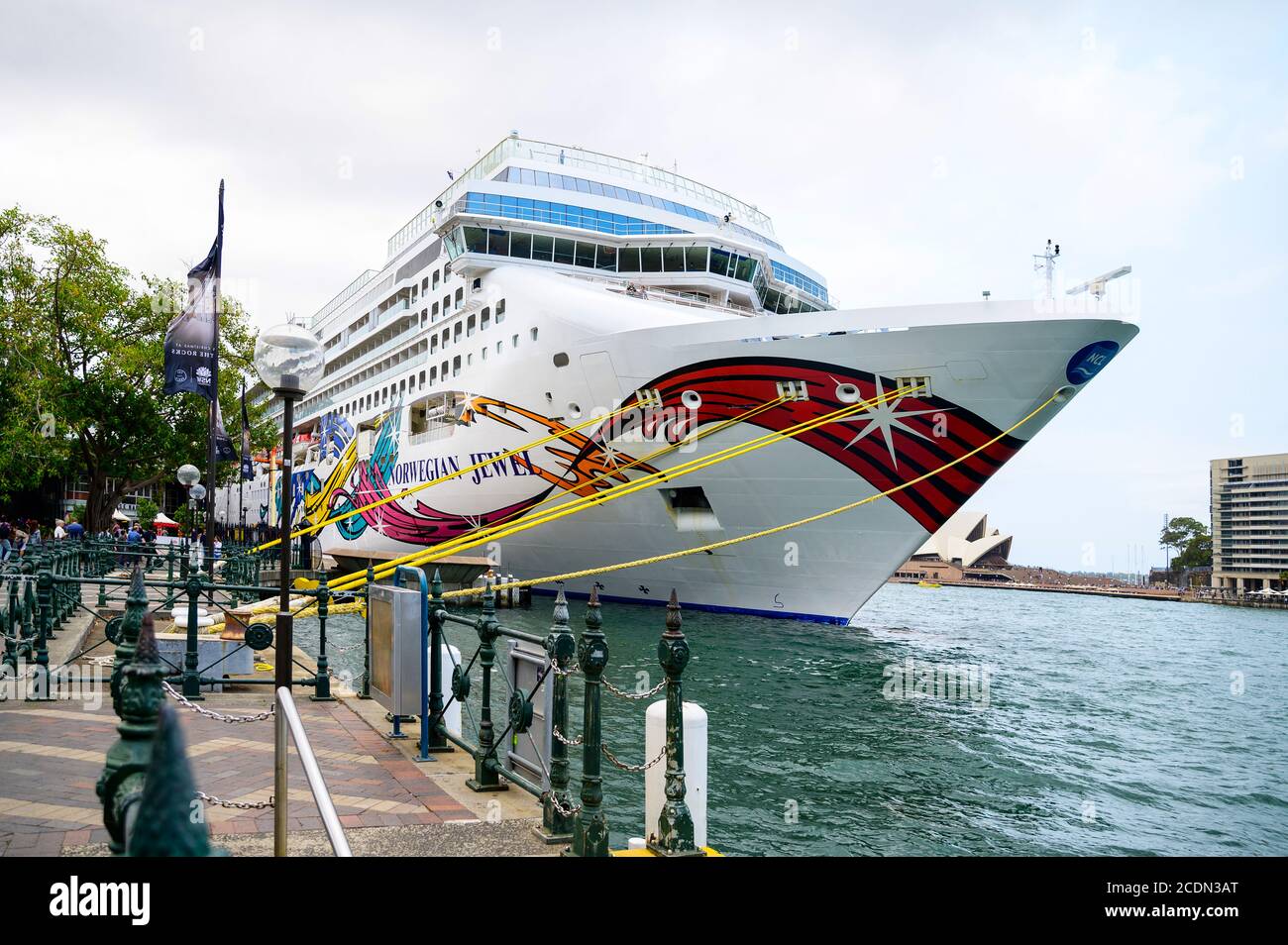 Gioiello norvegese ormeggiato a Circular Quay Terminal su un pazzo pomeriggio estivo Foto Stock