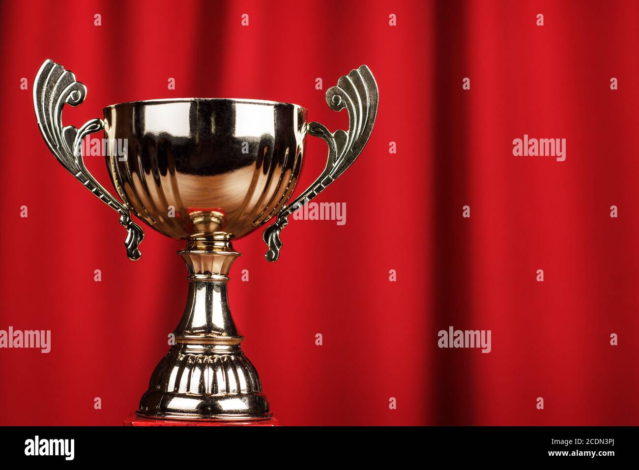 coppa del trofeo d'oro su sfondo rosso Foto Stock