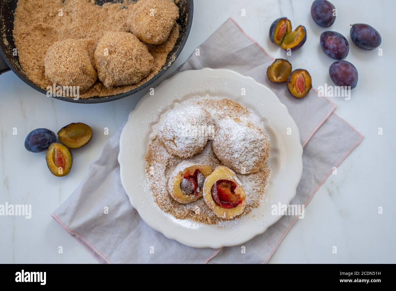 Tipiche austriache gnocchi di prugna fatta di pasta lievitata e prugne fresche Foto Stock