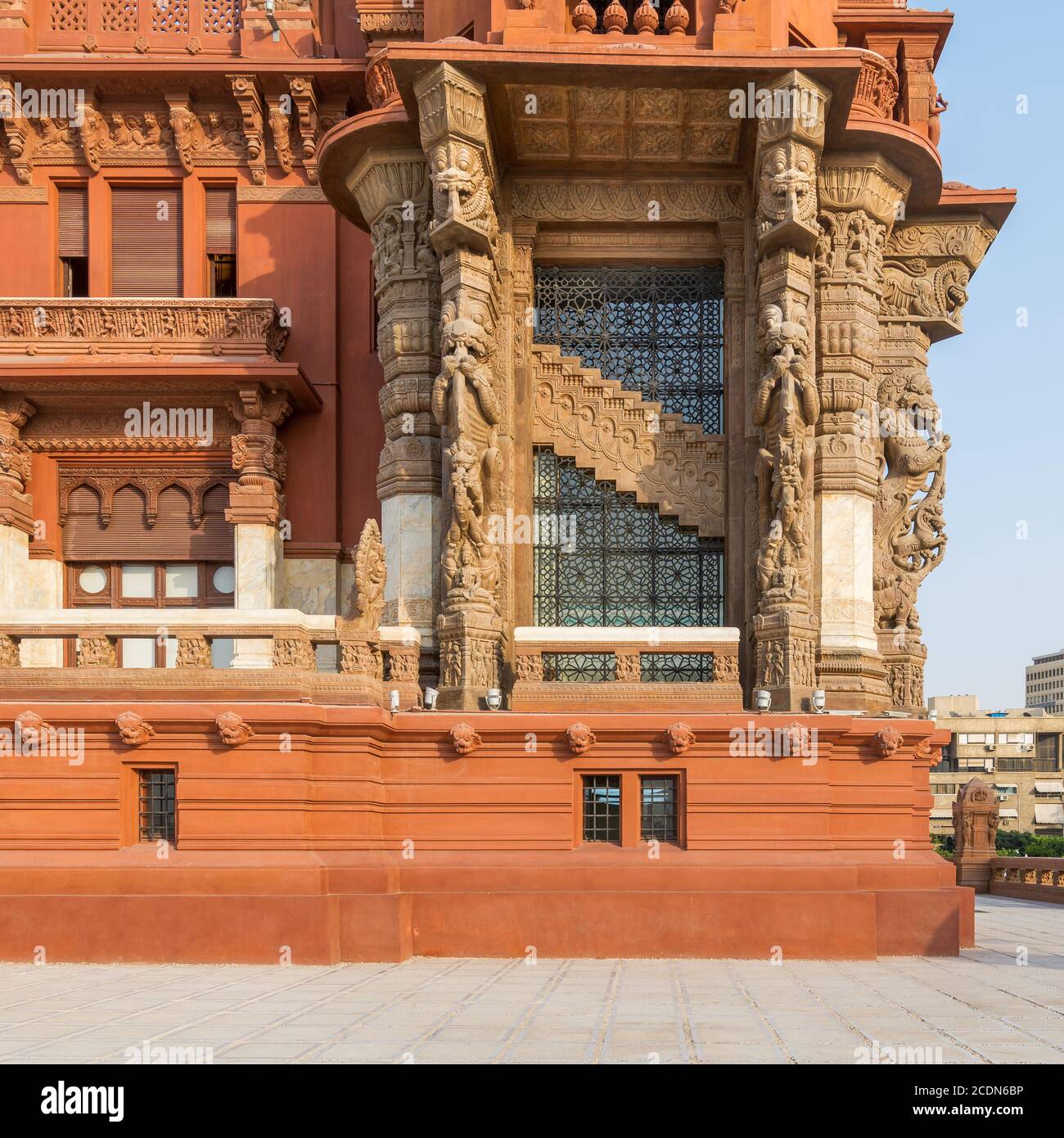 Ferforge decorata finestra della scala del Baron Empain Palace, un palazzo storico ispirato al tempio cambogiano indù di Angkor Wat, situato nel quartiere Heliopolis, il Cairo, Egitto Foto Stock