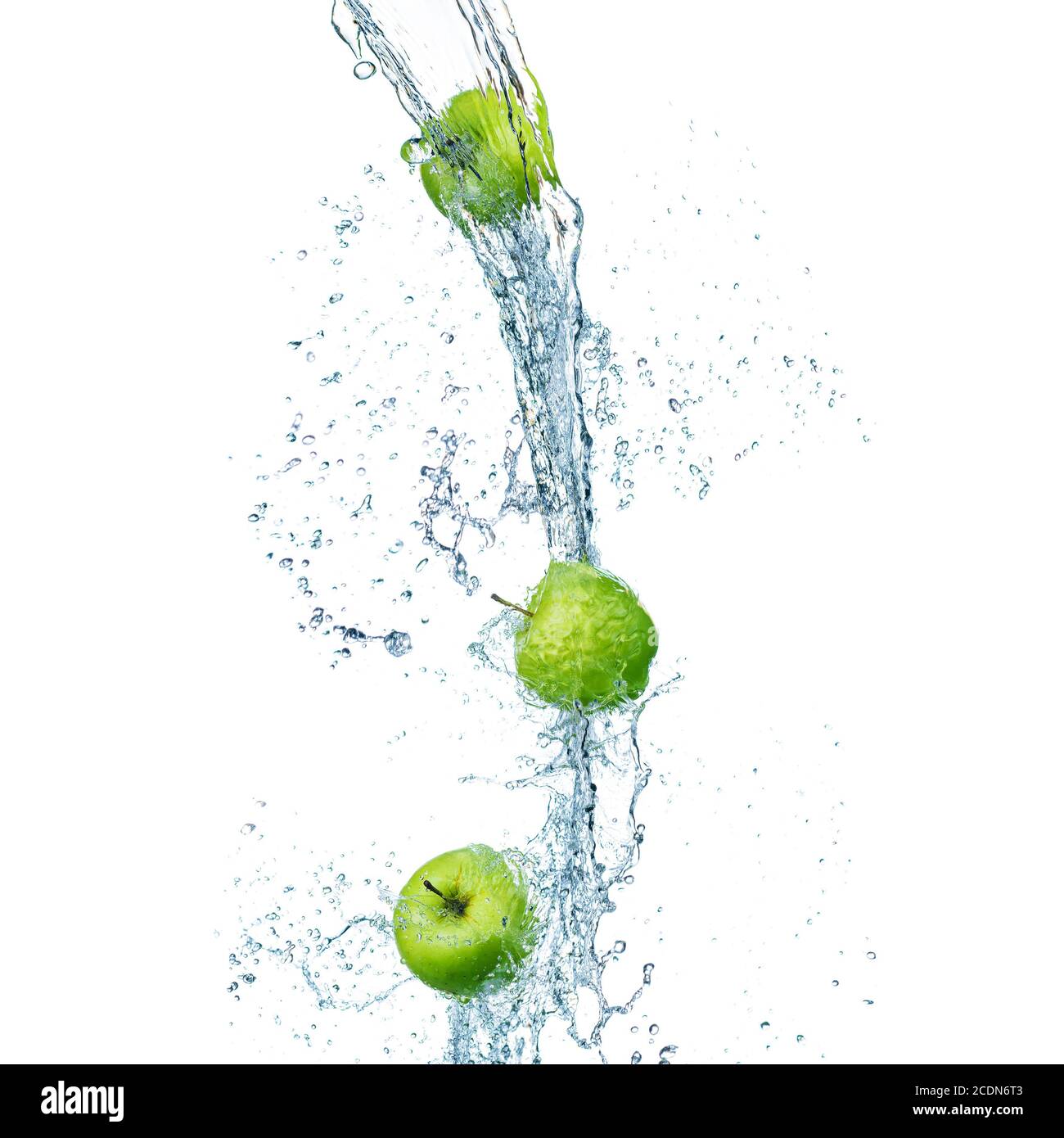 mele verdi in spruzzi d'acqua isolato Foto Stock