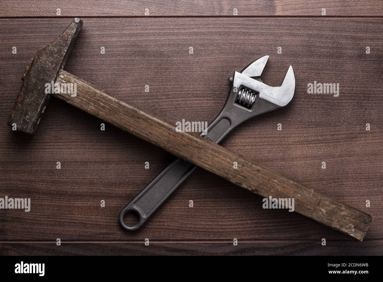 vecchio martello arrugginito e chiave sul tavolo Foto Stock