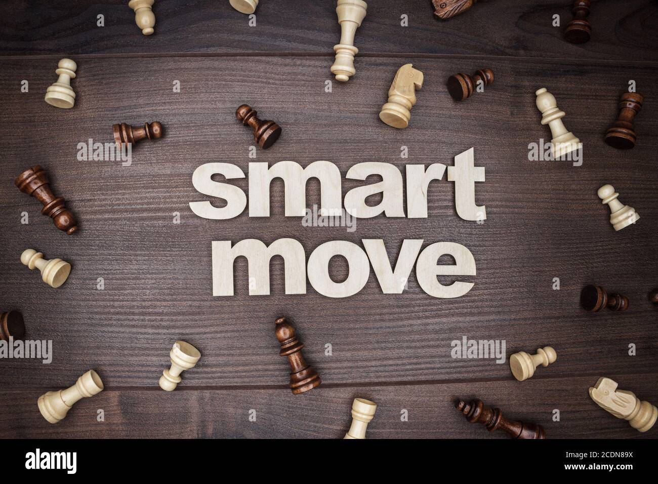 concetto smart move su sfondo in legno Foto Stock