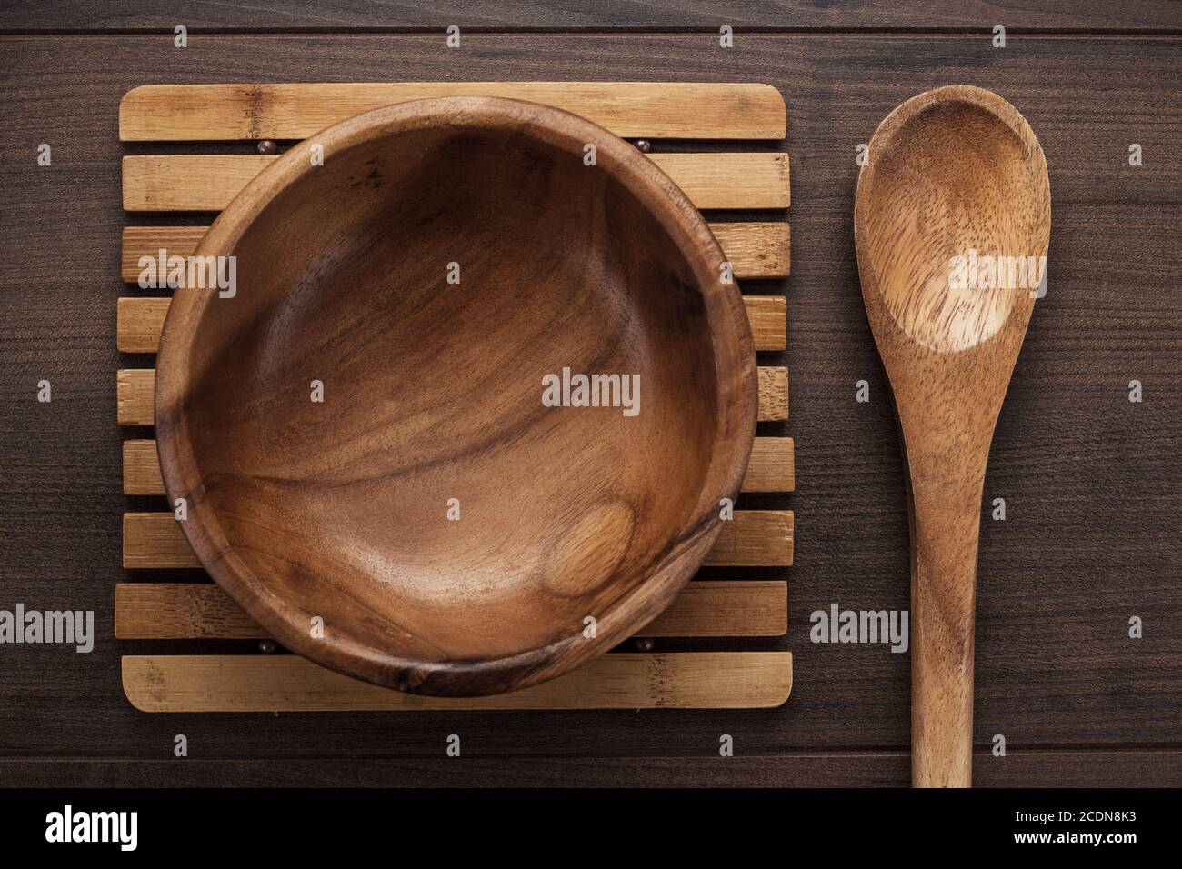 piatto di insalata di legno e cucchiaio su tavola marrone Foto Stock