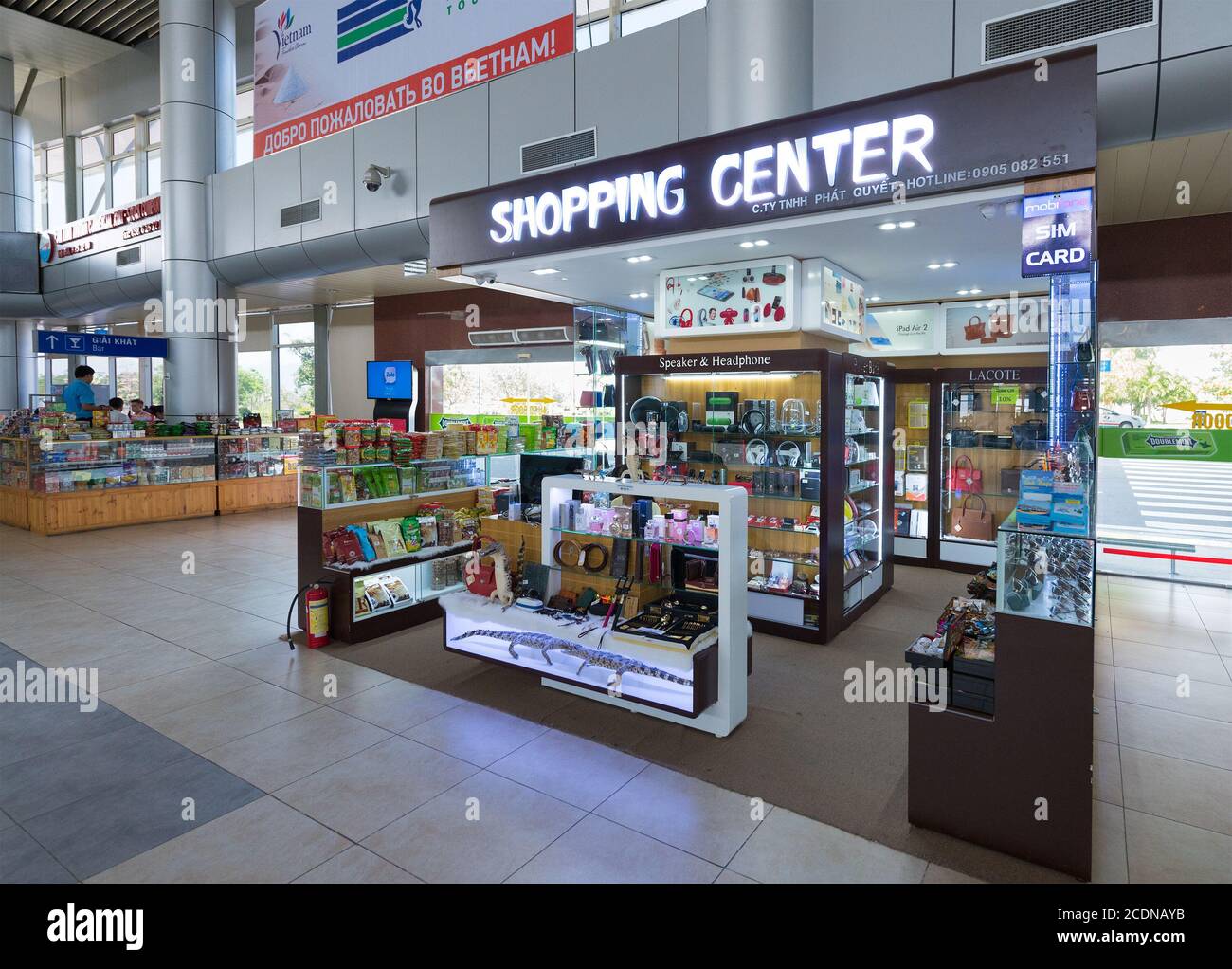 Fate shopping all'aeroporto internazionale Cam Ranh, Vietnam Foto Stock