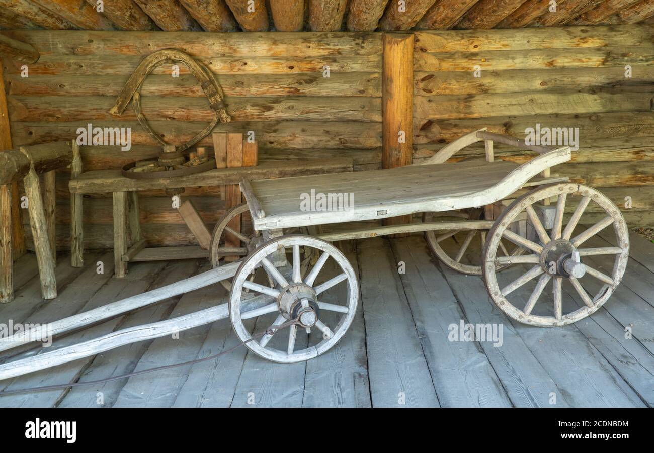 il vecchio carrello di legno sotto un capannone Foto Stock