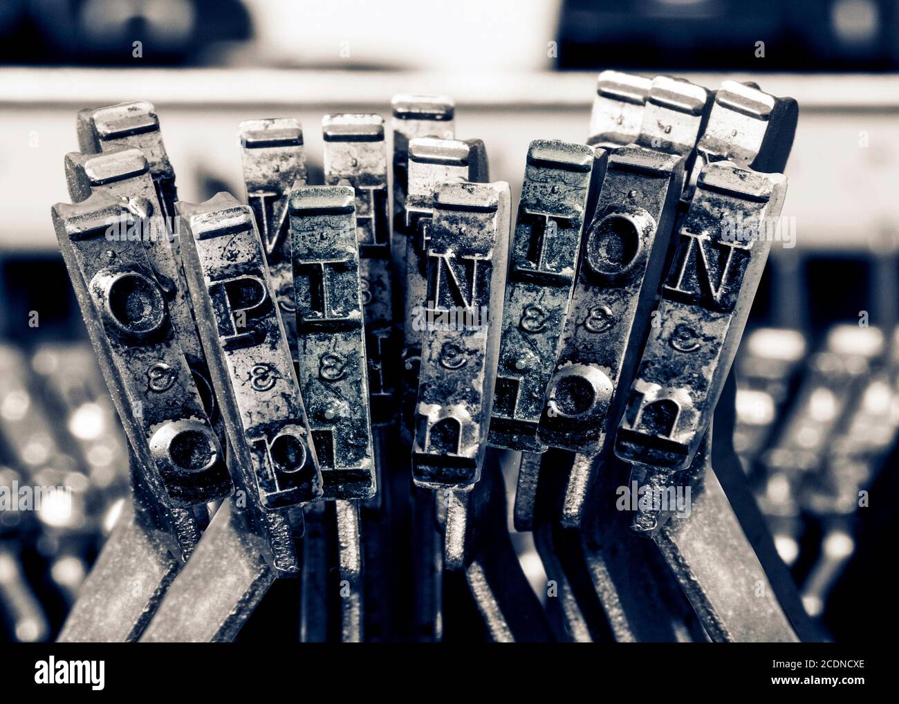 Il parere di parola con le vecchie chiavi typwriter monocromatico Foto Stock