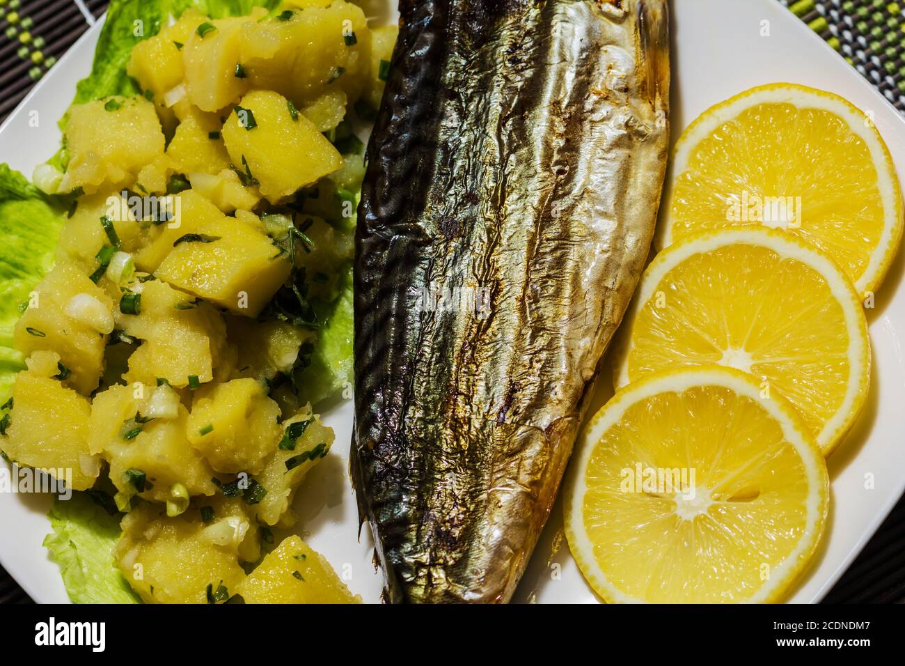 Grigliata di sgombro con insalata di patate e limone Foto Stock