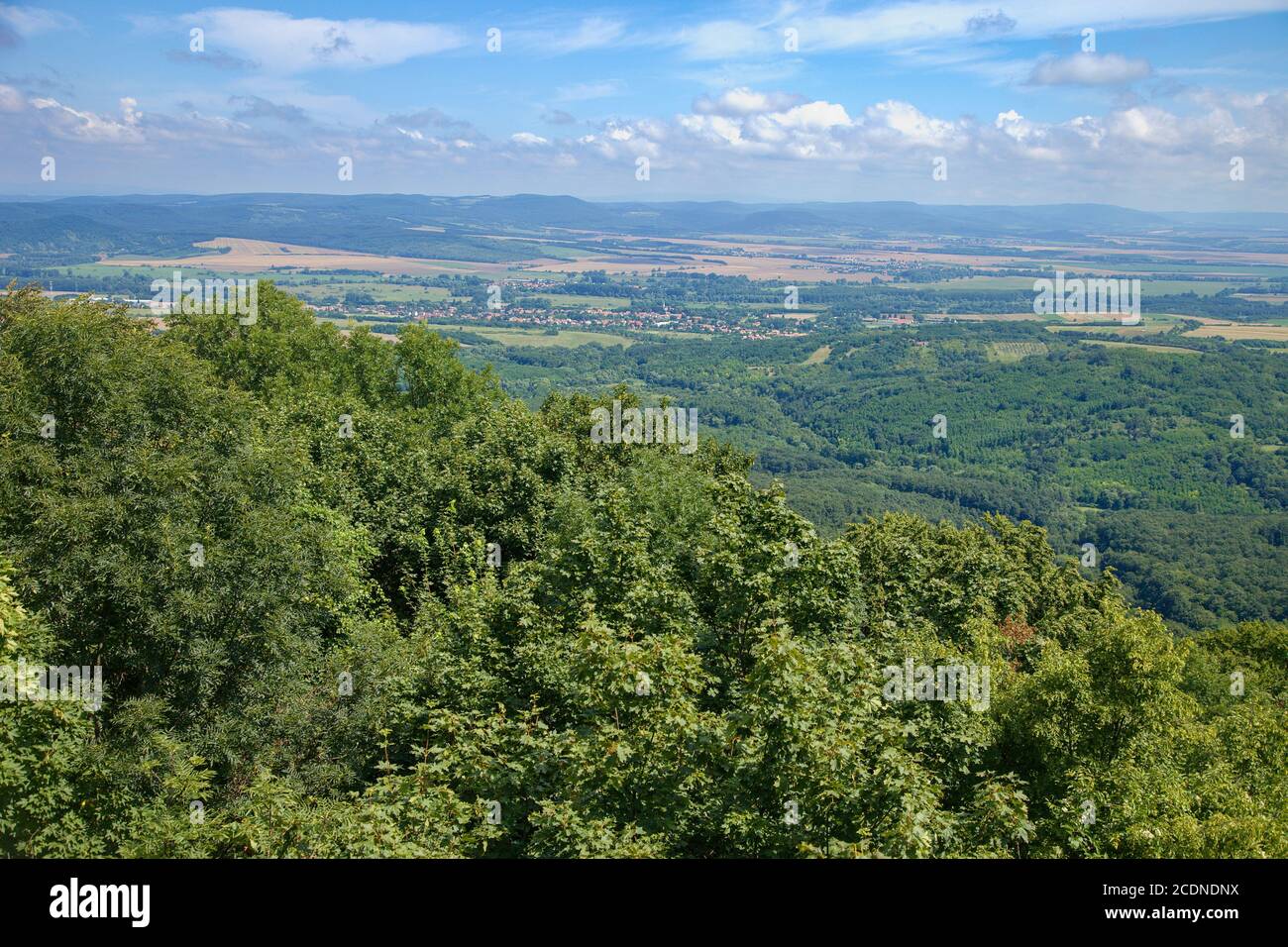 Vista dal castello Drégely sulle pianure con alcune piccole colline in lontananza orizzontale, Ungheria Foto Stock