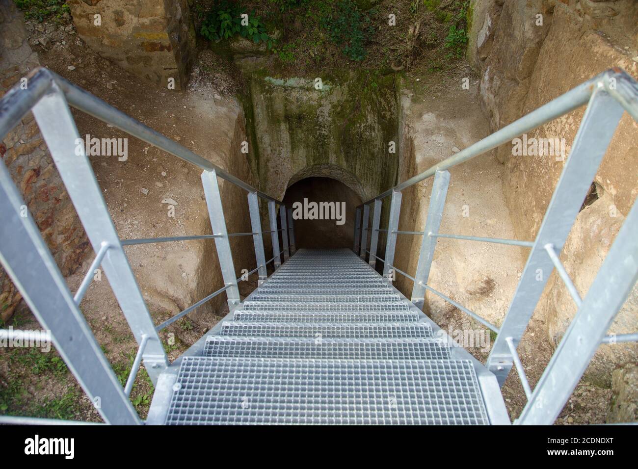 Scale di acciaio nei passaggi sotterranei sotto il castello di Sirok, Ungheria Foto Stock