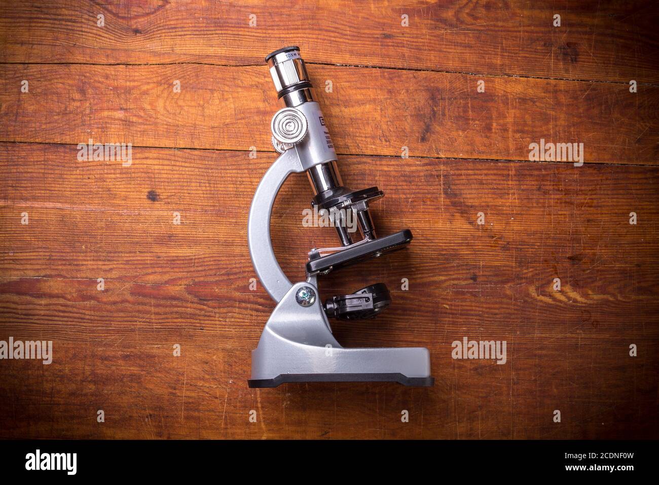 Microscopio su tavolo per background scientifico vintage Foto Stock