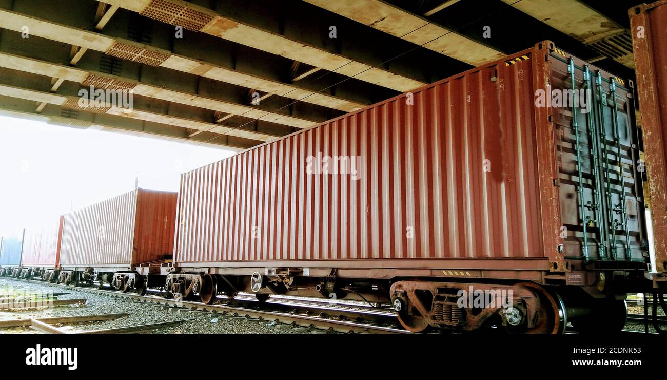 Container caricati su vagoni ferroviari Foto Stock