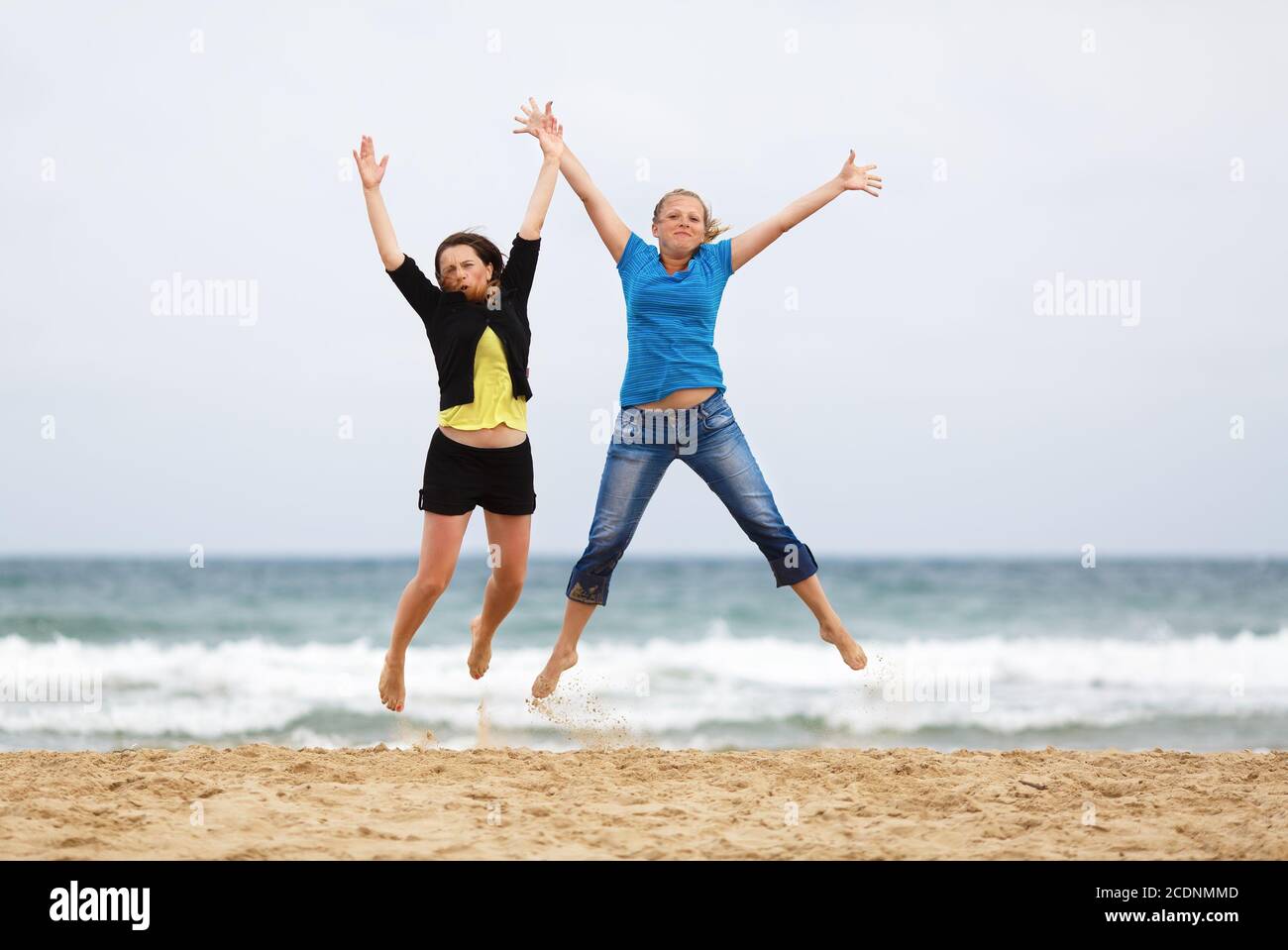 Due donne jumping Foto Stock