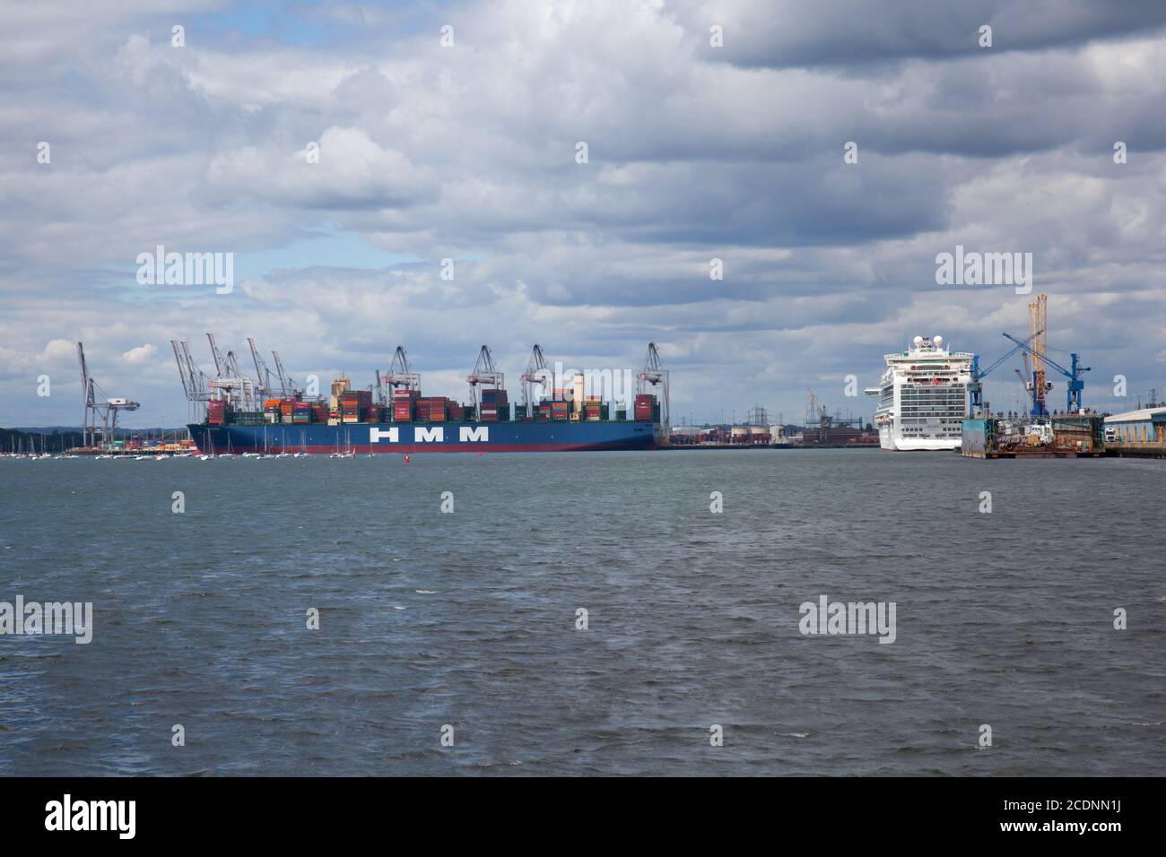 Il punto di vista della Manica a West Quay Southampton a Hampshire, Regno Unito, è stato ripreso il 10 luglio 2020 Foto Stock