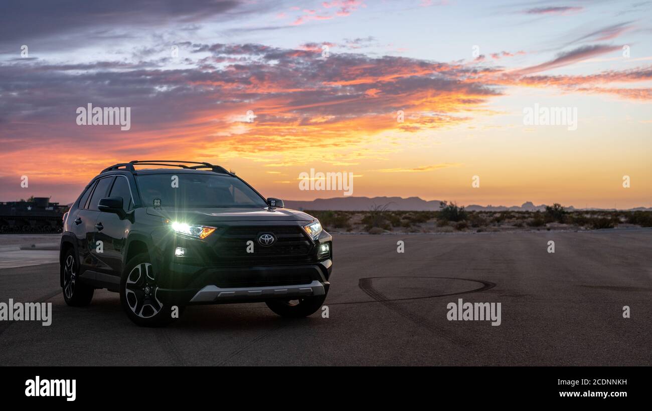 2019 Toyota Rav4 Avventura profilo anteriore e laterale di fronte a un incredibile tramonto nel deserto a Yuma, Arizona, fuori dell'autostrada 95 Foto Stock