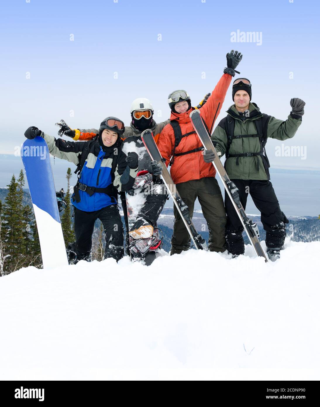 gruppo di snowboarder e sciatori in montagna Foto Stock