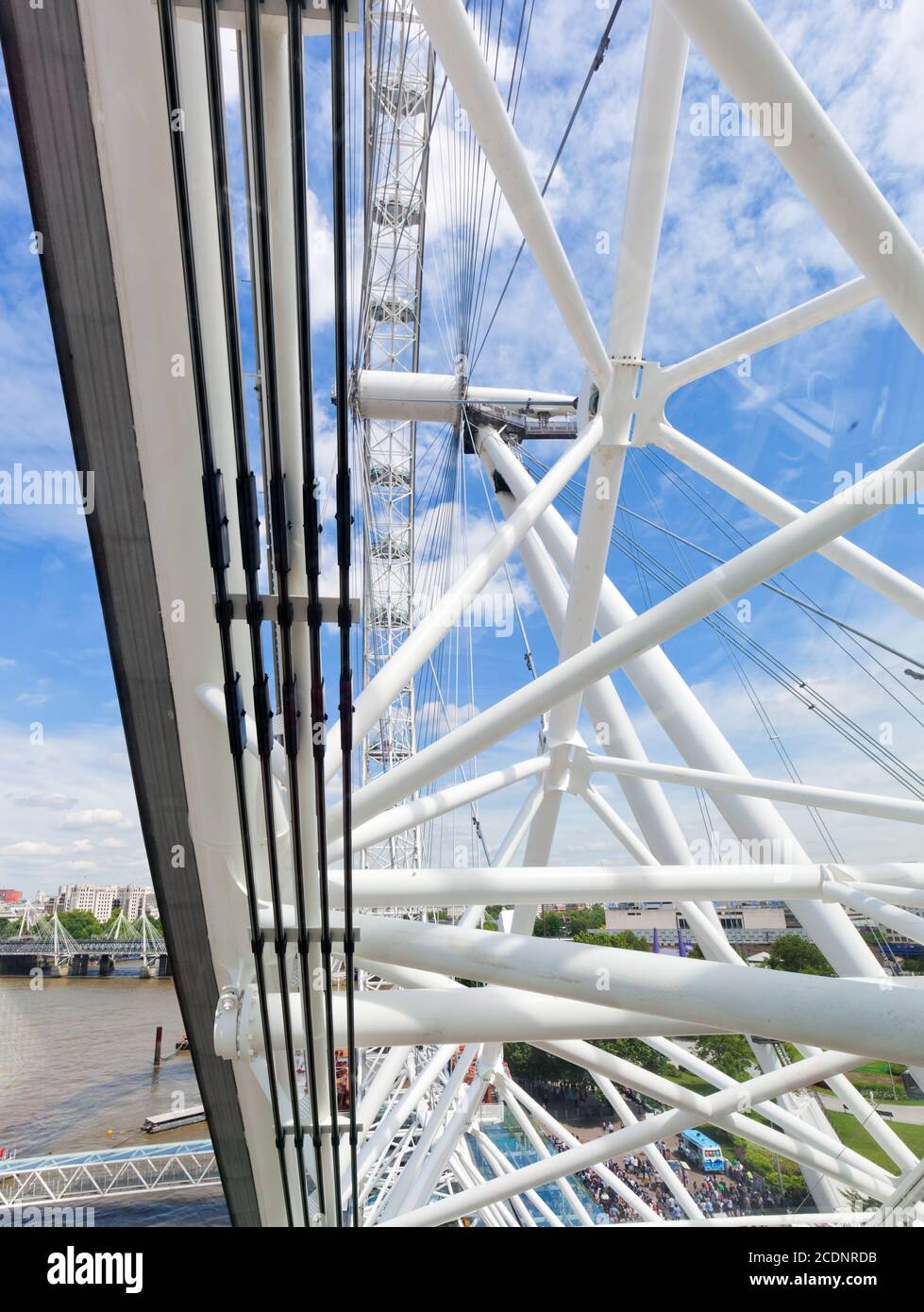 Struttura London Eye, meccanismo visto dalla capsula. Londra, Regno Unito. Foto Stock