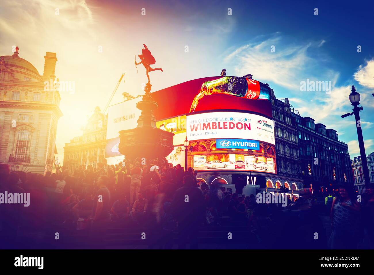 Gli annunci al neon di Piccadilly Circus illuminano al tramonto, giovane notte. Londra, Regno Unito. Foto Stock
