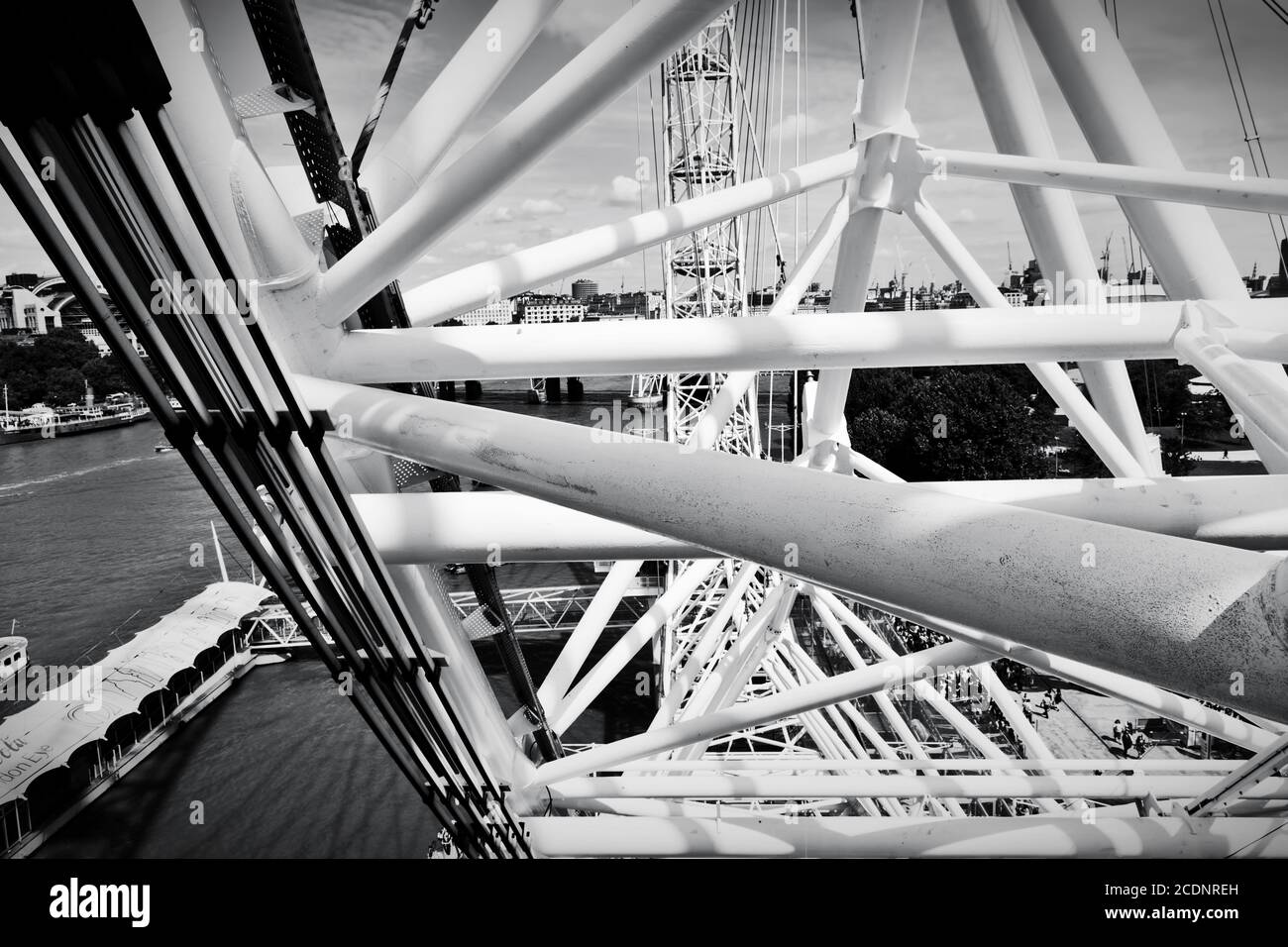 Struttura London Eye, meccanismo visto dalla capsula. Londra, Regno Unito. Foto Stock