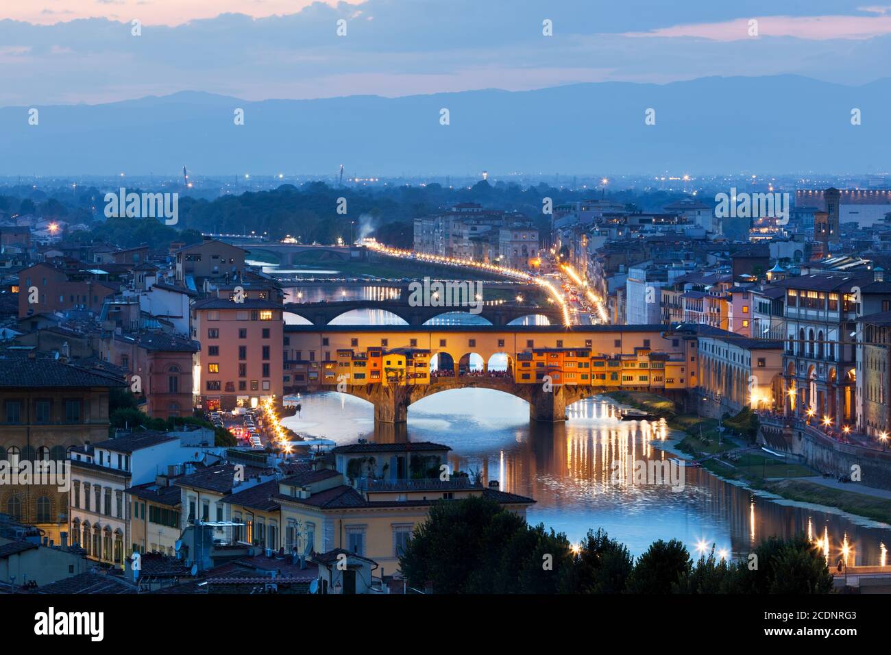 Firenze, skyline notturno d'Italia. Ponte Vecchio sul fiume Arno. Foto Stock