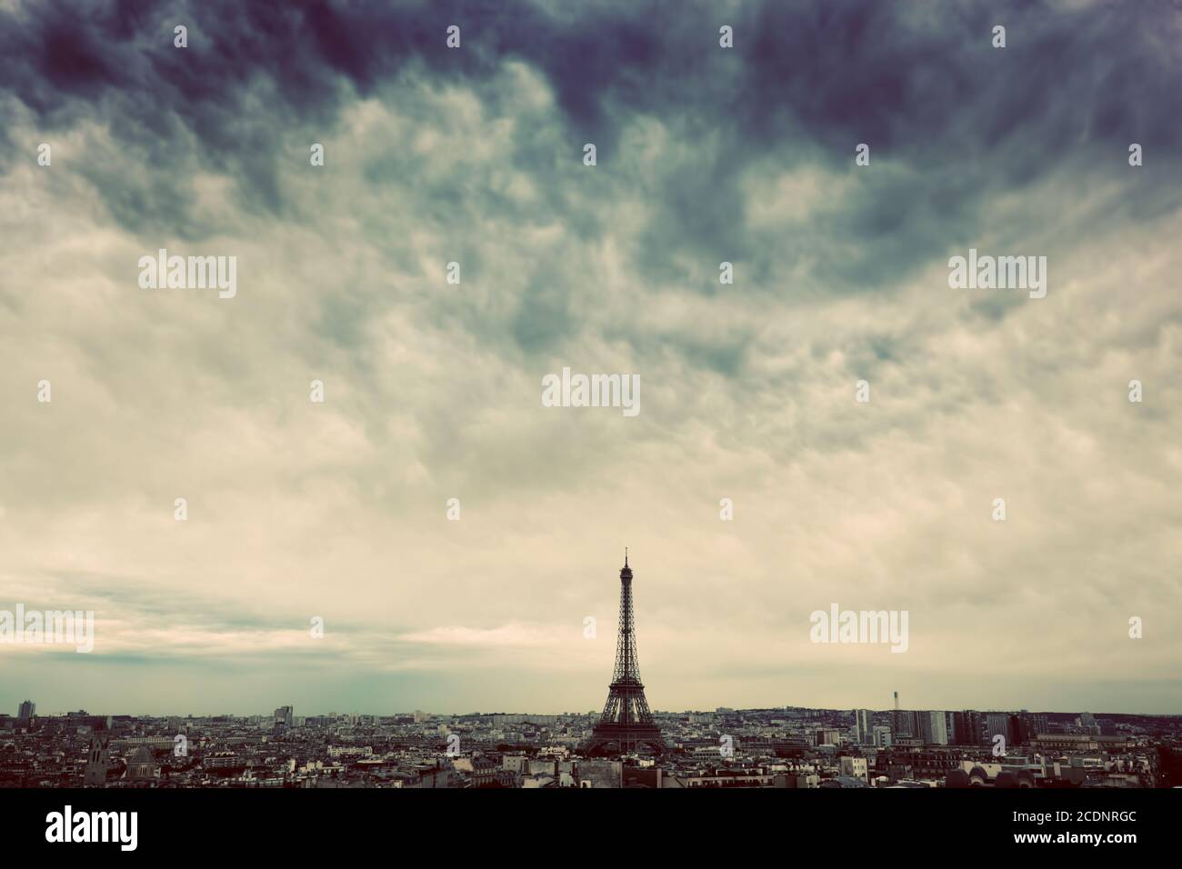 Parigi, Francia con la Torre Eiffel. Nuvole scure, vintage Foto Stock