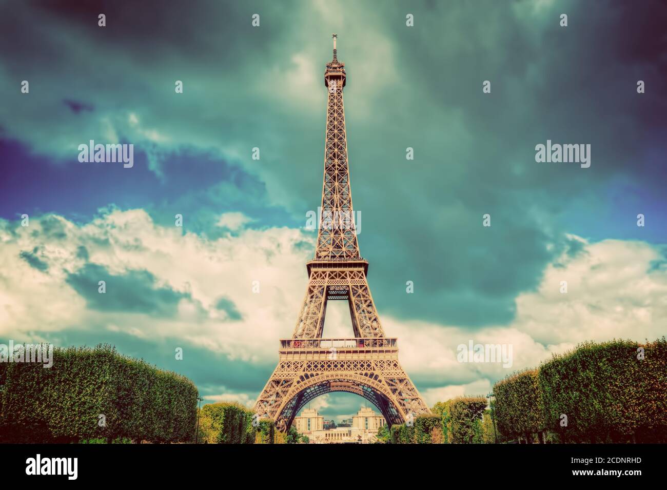 Torre Eiffel vista dal parco Champ de Mars di Parigi, Francia. Vintage Foto Stock