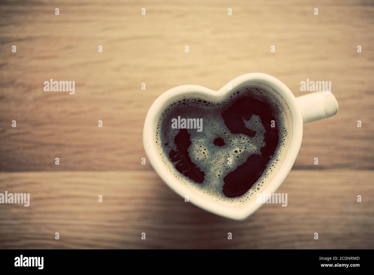 Caffè nero, espresso in una tazza a forma di cuore. Love, San Valentino 39;s Day, vintage Foto Stock
