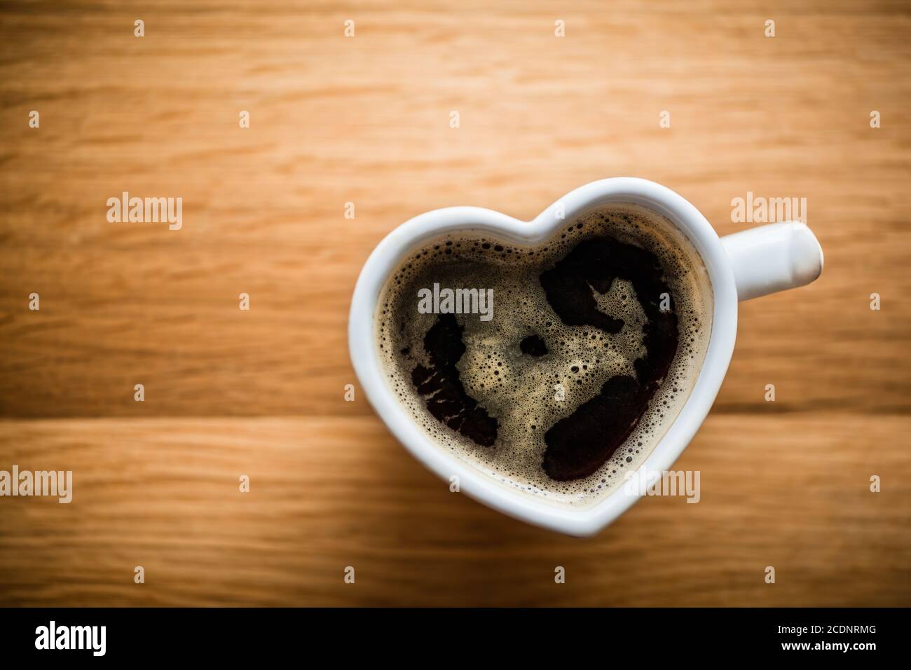 Caffè nero, espresso in una tazza a forma di cuore. Love, San Valentino 39;s Day, vintage Foto Stock