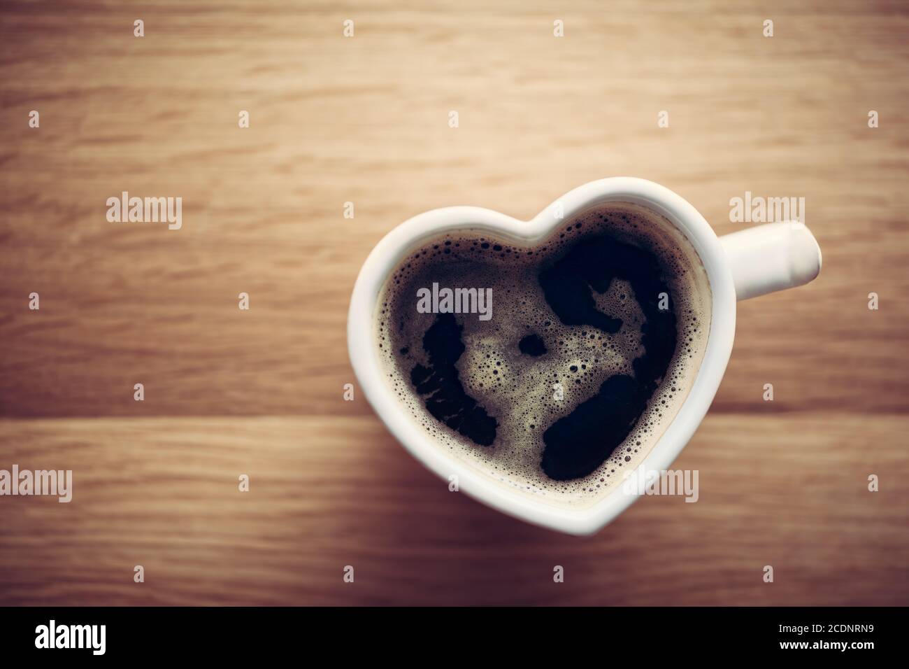 Caffè nero, espresso in una tazza a forma di cuore. Love, San Valentino 39;s Day, vintage Foto Stock