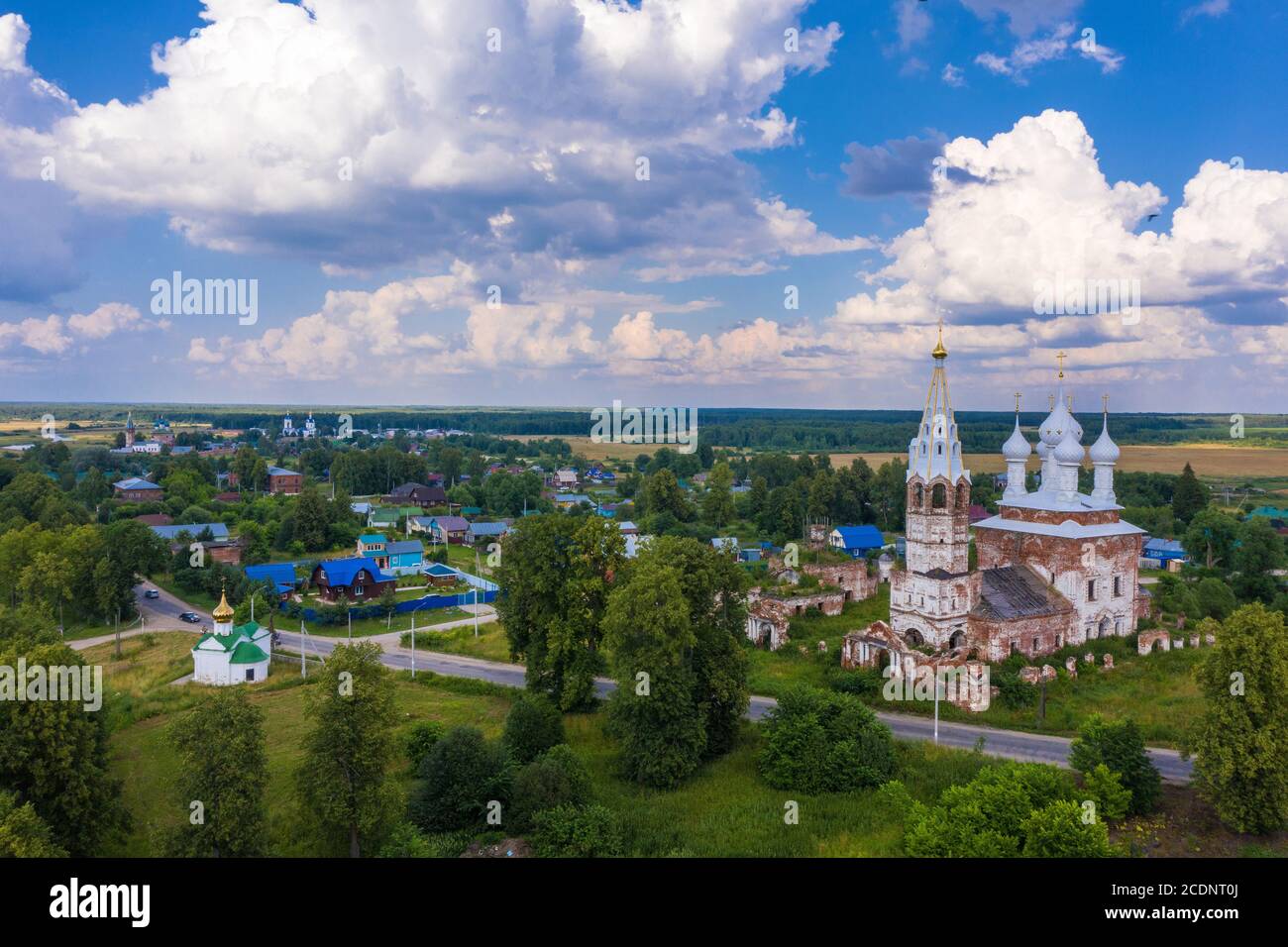Il villaggio di Dunilovo da una vista dall'alto in una giornata estiva, distretto di Shuisky, regione di Ivanovo, Russia. Foto Stock