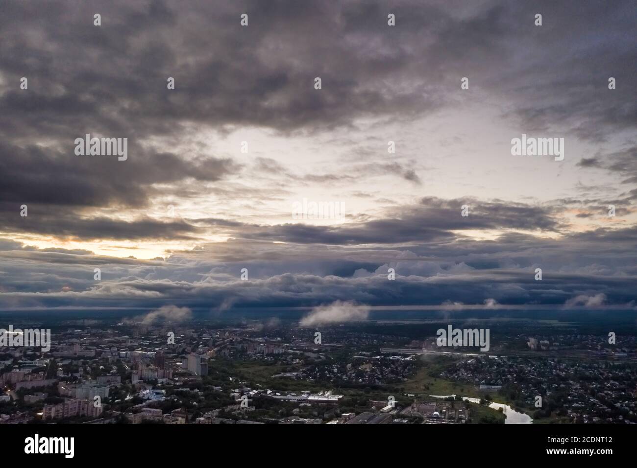 Una vista dall'alto della città di Ivanovo con un bellissimo tramonto, la Russia. Foto Stock