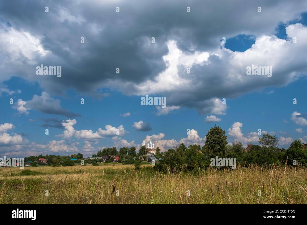 Vista del villaggio di Dunilovo e un vecchio tempio con cupole bianche in un giorno d'estate, regione di Ivanovo, Russia. Foto Stock
