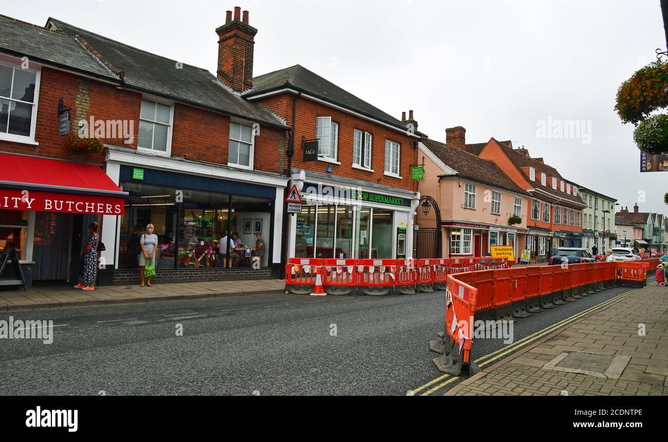 Hadleigh High Street con barriere sociali di distanza sulla strada durante Lockdown UK. Hadleigh, Suffolk, Regno Unito Foto Stock