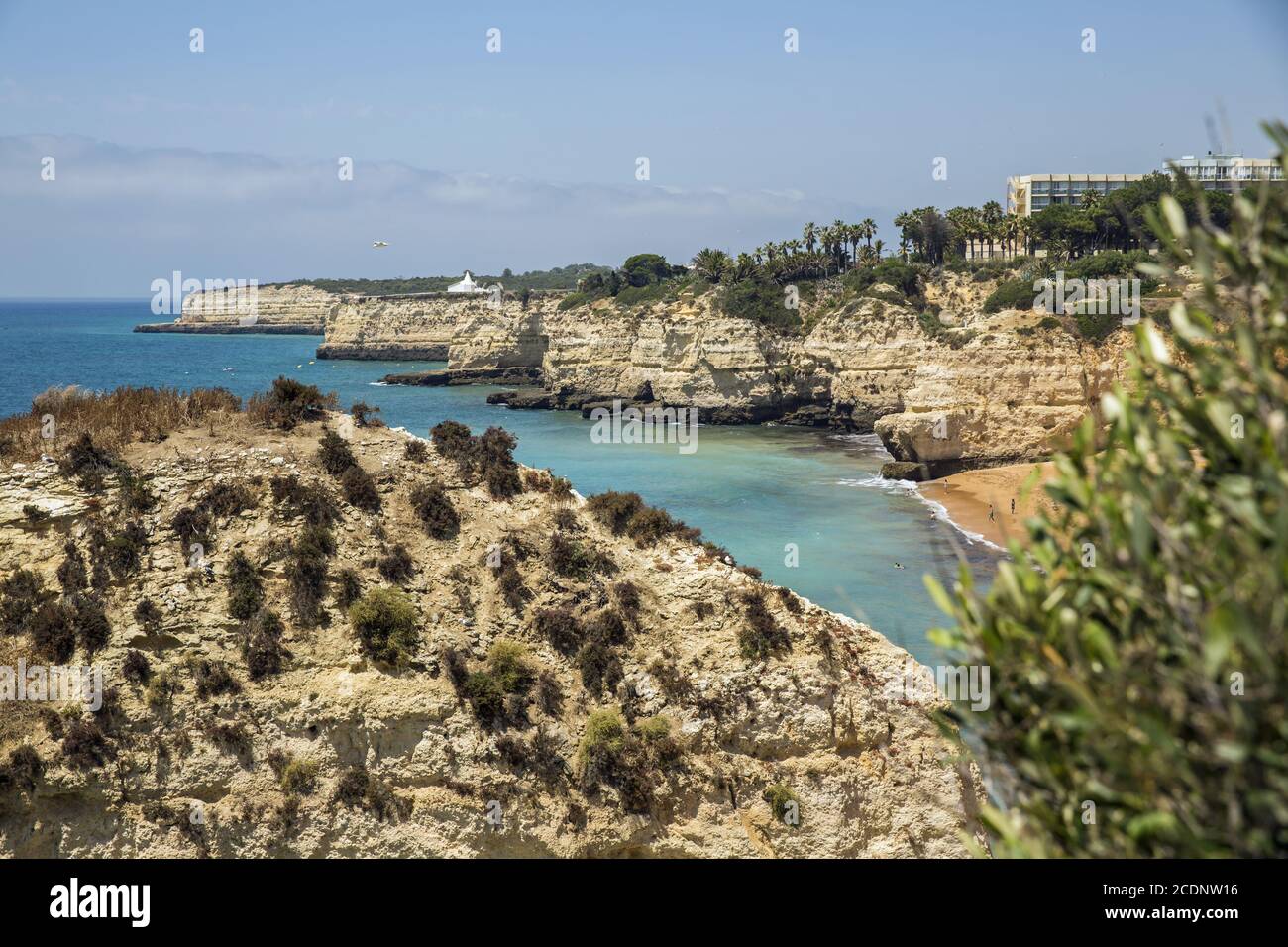 Costa rocciosa nell'Algarve ad Armacao de Pera, Portogallo, Europa Foto Stock