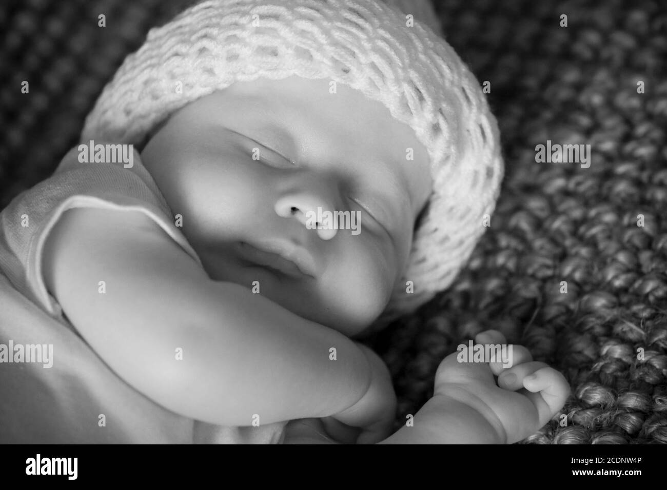Un'immagine in bianco e nero di un bambino dorme pacificamente Foto Stock
