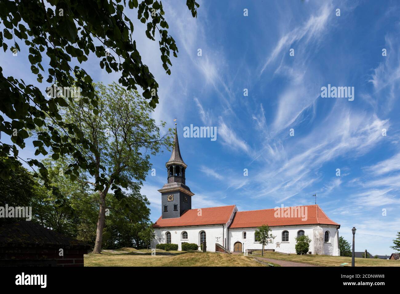 Chiesa di San Laurentius della parrocchia di Lunden e il cimitero di famiglia dei secoli 15 e 16 nel cortile Foto Stock