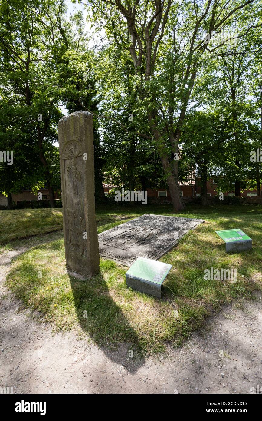 Chiesa di San Laurentius della parrocchia di Lunden e il cimitero di famiglia dei secoli 15 e 16 nel cortile Foto Stock