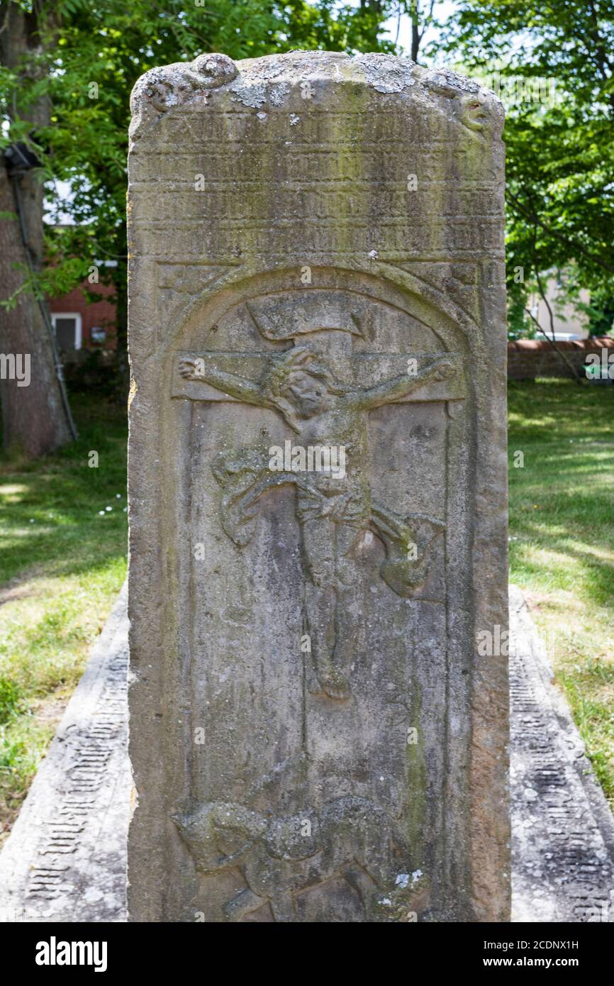 Chiesa di San Laurentius della parrocchia di Lunden e il cimitero di famiglia dei secoli 15 e 16 nel cortile Foto Stock